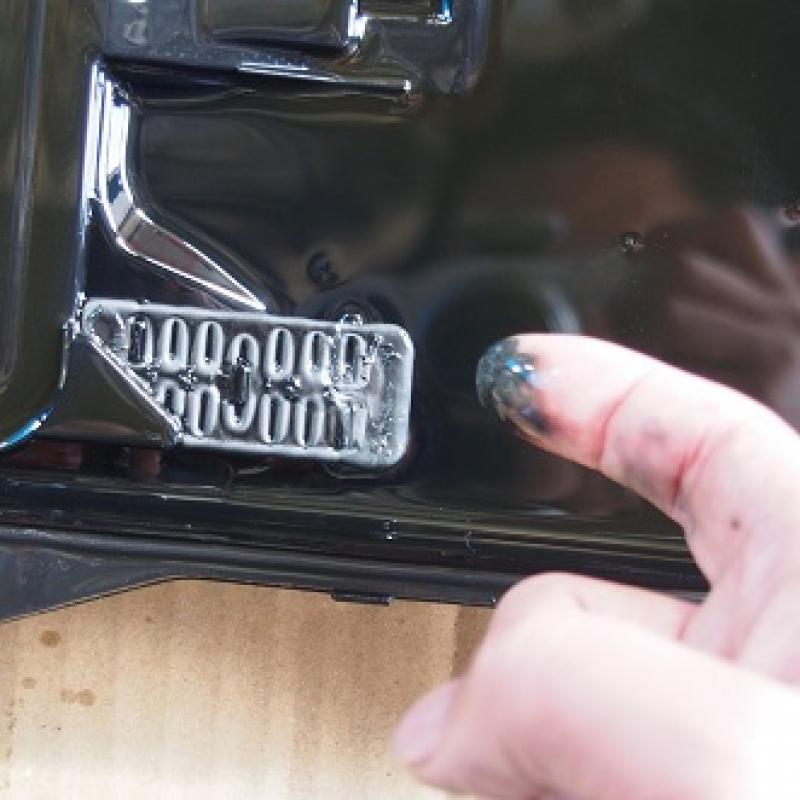 外したオイルパンの近影です。
金属摩耗から出る鉄粉がフィルターを詰まらせトラブルが表面化しますが、
SOD-1Plusを添加することでトラブルの原因となる金属摩耗を抑制します。
