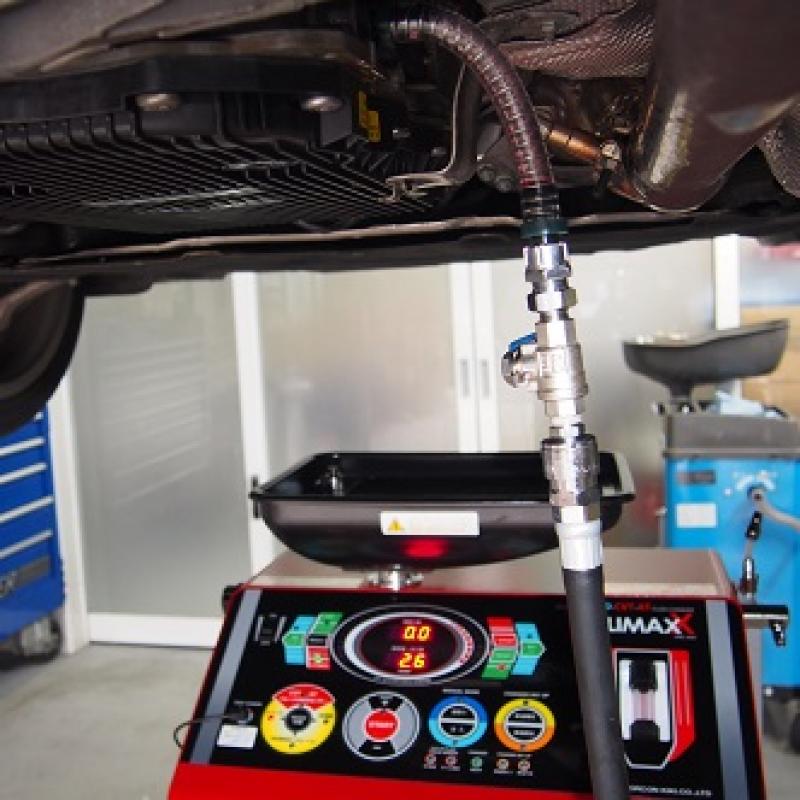 サイドについているフィラーキャップを外し、フルードを充填させていきます。
※エンジンをかけた状態