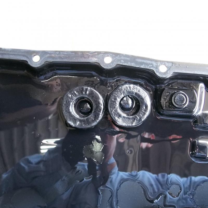 マグネットに堆積している鉄粉が見てわかります。
金属摩耗から出る鉄粉がフィルターを詰まらせトラブルが表面化しますが、SOD-1 Plusを添加することでトラブルの原因となる金属摩耗を抑制します。
