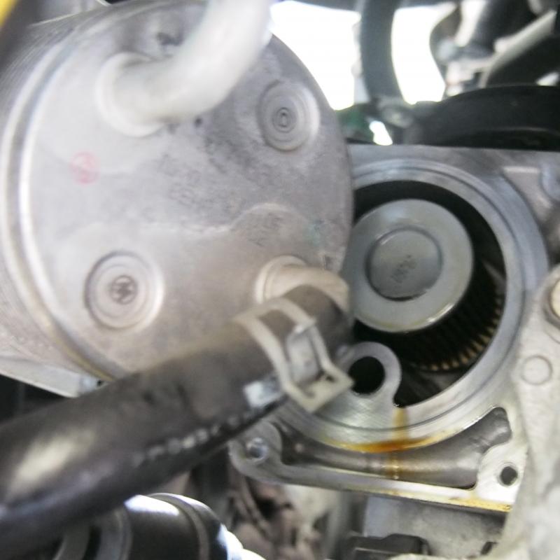 カバーは４本のボルトで固定されています。
中の見えるのがフィルターです。