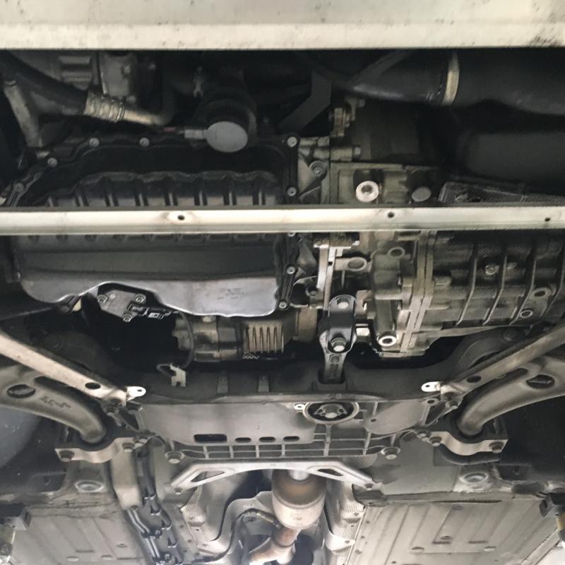 アンダーカバーを外します。
