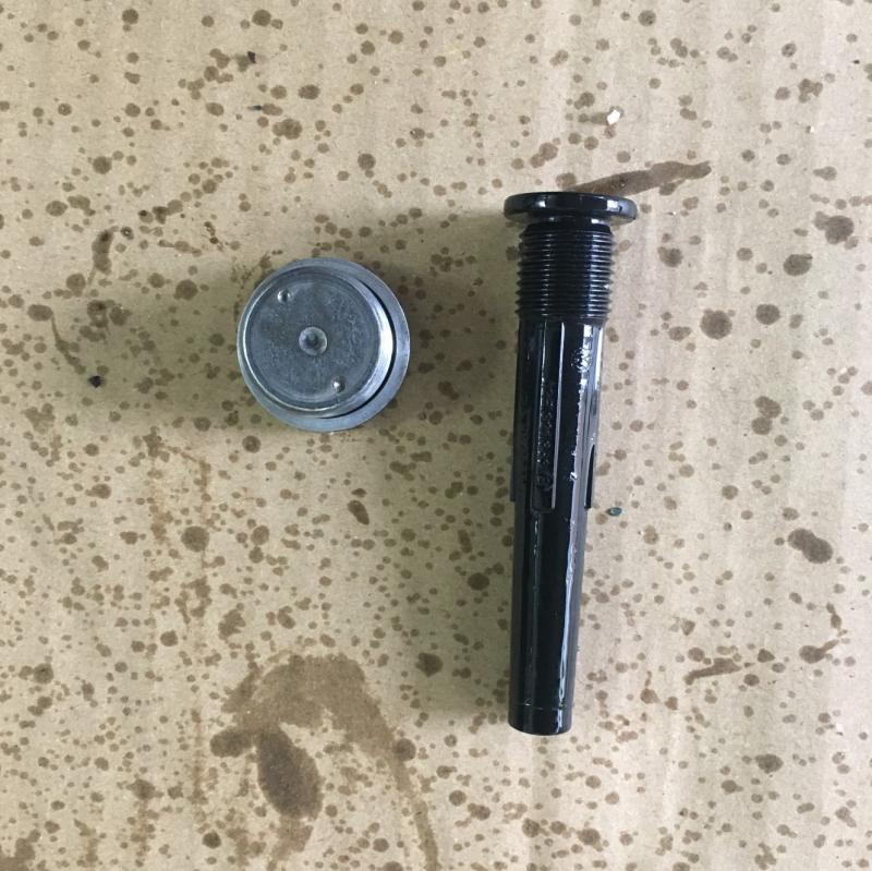 こちらがドレーンボルトとオーバーフローチューブです。
油量を調整するチューブです。