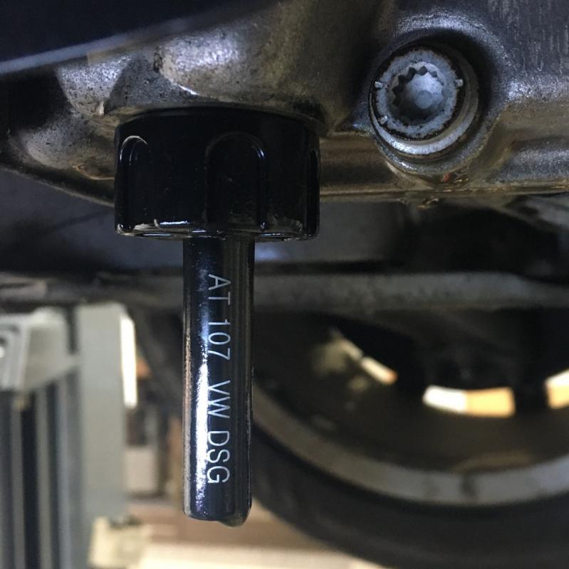 フルード注入作業になります。
こちらは弊社で販売しているハンドポンプ用アタッチメントになります。

ハンドポンプの詳しい情報はこちらをクリックしてください。




