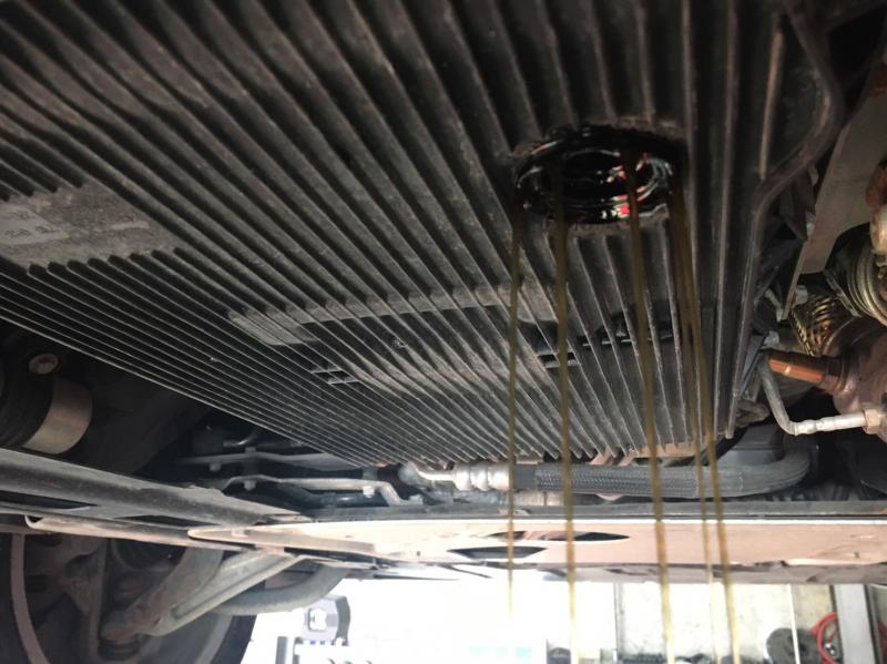 ATフルードを排出させて、オイルパンを外します。
オイルパンとストレーナーが一体となっているのでオイルパンごと交換を行います。