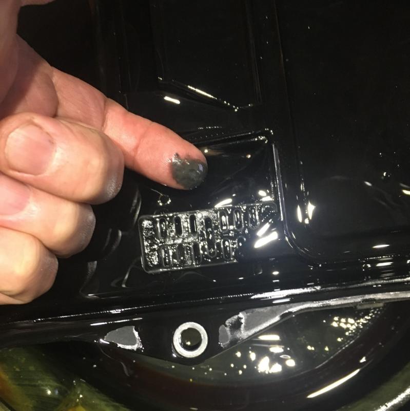 外したオイルパンのマグネットです。
金属摩耗から出る鉄粉がフィルターを詰まらせトラブルが表面化しますが、
SOD-1Plusを添加することでトラブルの原因となる金属摩耗を防ぎます。
