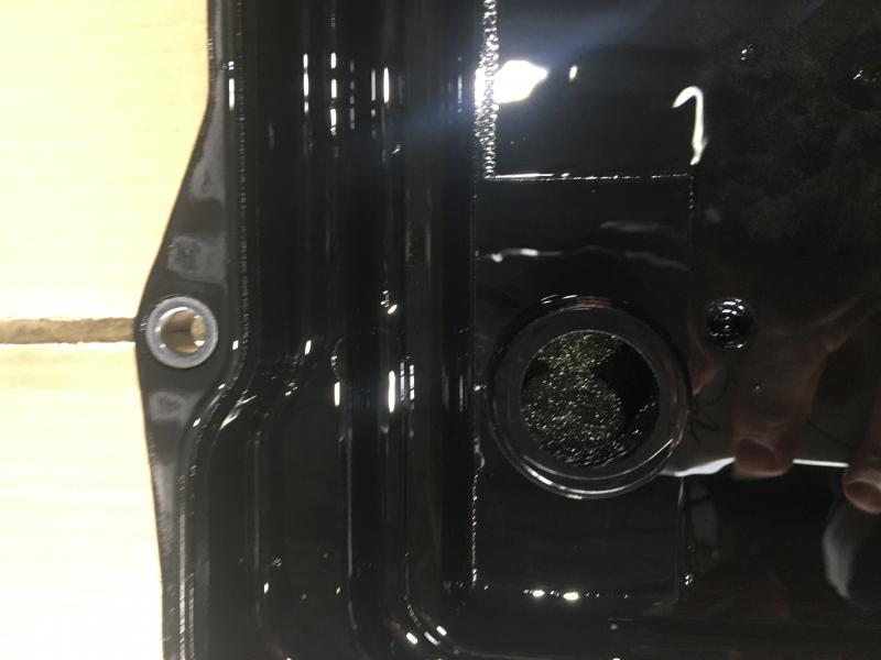 外したオイルパンのフィルター部です。
摩耗粉やスラッジ、フルードの劣化によって真っ黒になっています。