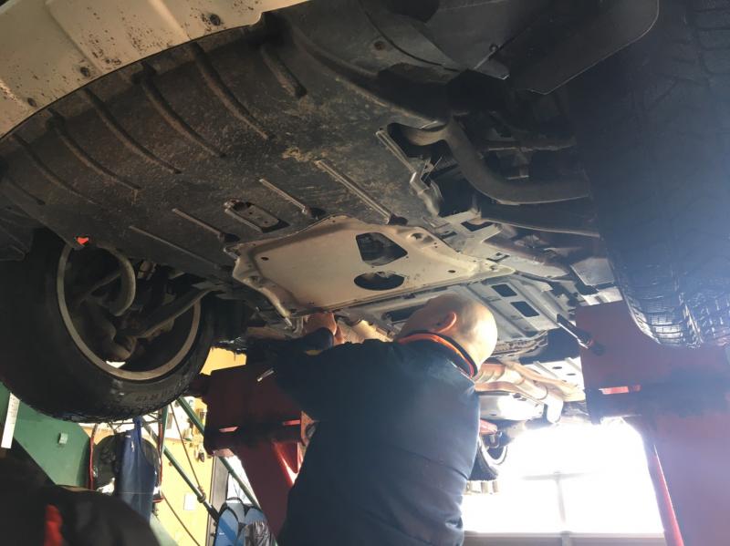 フルードを充填させ、SOD-1Plusを添加してドレンを締めます。
最後に、アンダーカーバーを取り付けて作業終了です。