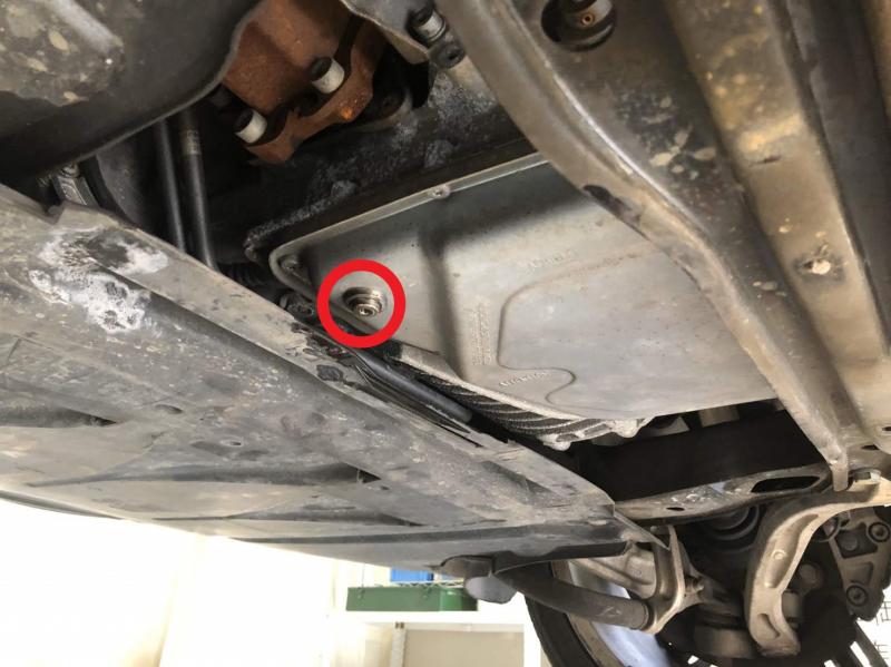 赤マークはドレンです。
ドレンを外してコンタミチェックに必要な量を取った後に規定トルクで締め直します。