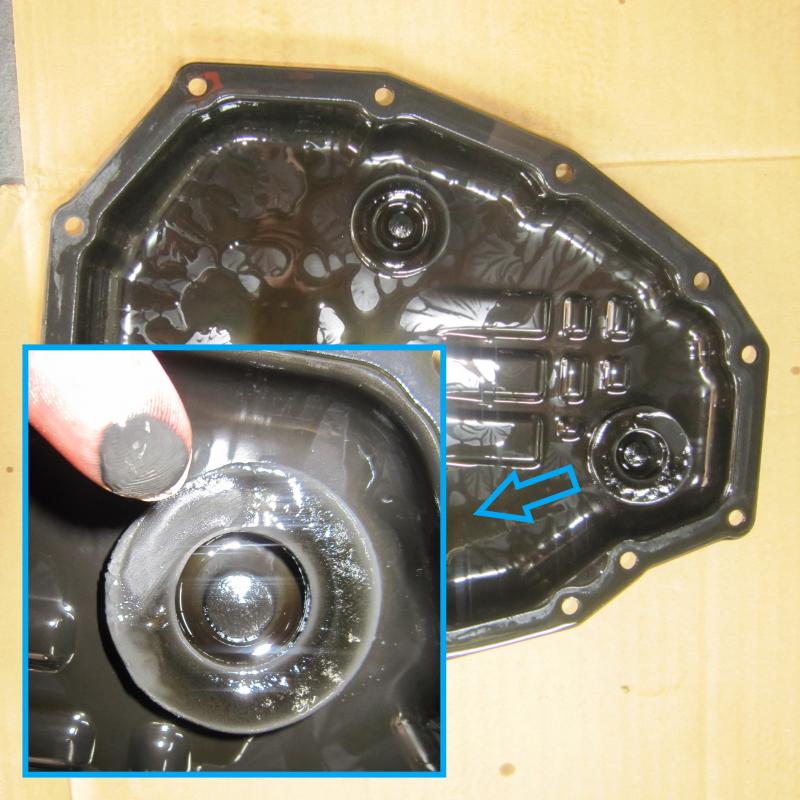 マグネットに鉄粉がついています。
金属摩耗から出る鉄粉がフィルターを詰まらせトラブルが表面化しますが、
SOD-1Plusを添加することでトラブルの原因となる金属摩耗を抑制します。
