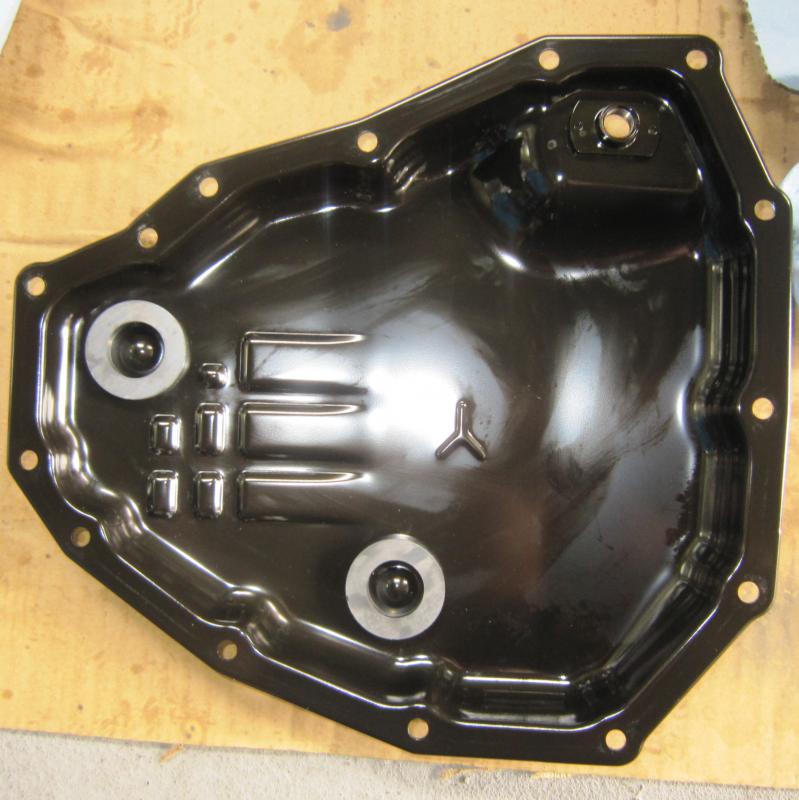 ストレーナーを新品に交換した後、清掃をしたオイルパンを装着させます。
マグネットも新品に交換しました。