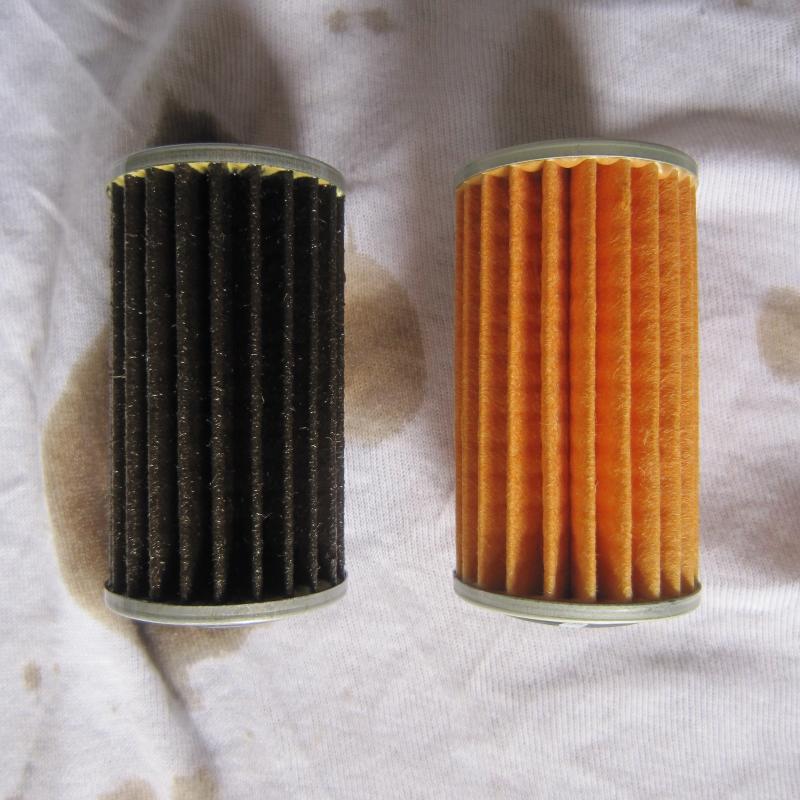 左：使用済みフィルタ　　右：新品フィルタ