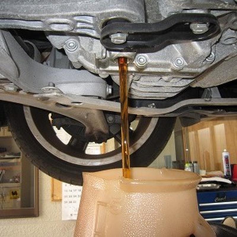 オーバーフローチューブを取り外し、フルードを排出させます。
透明度も高く比較的綺麗です。