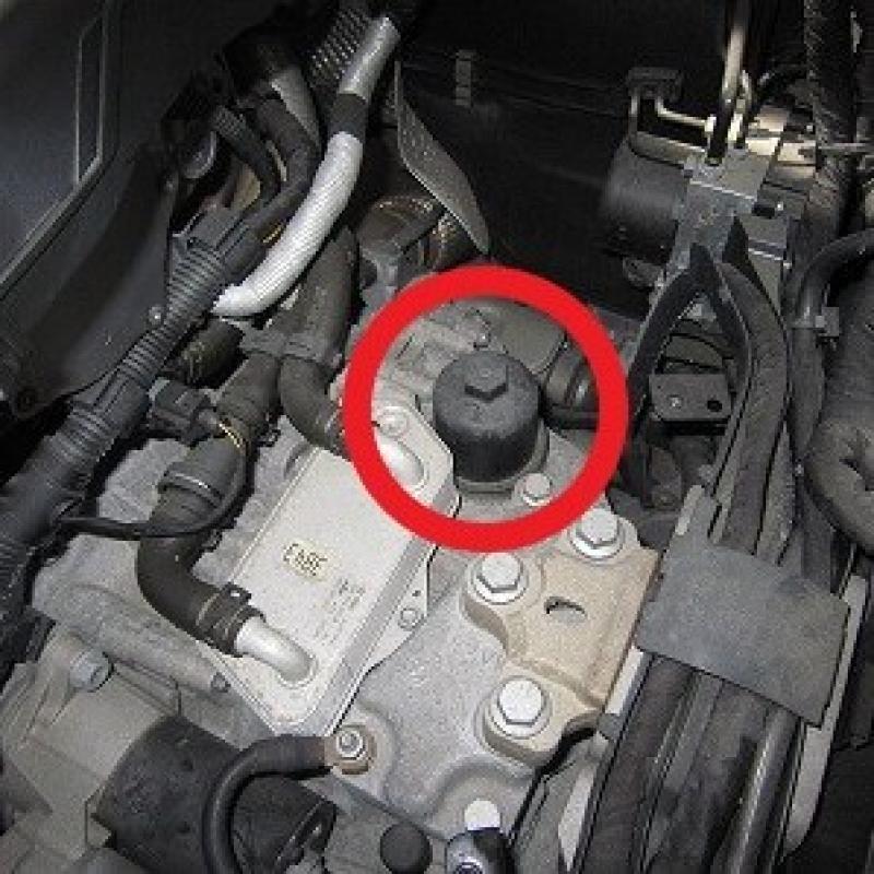 次にフィルターの交換です。
ボンネットを開け、ミッション上部にカバーが確認できます。(赤マーク)
