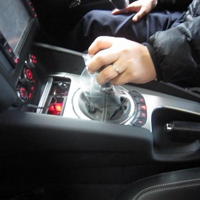 フルードを充填したら、エンジンをかけシフトチェンジを行います。
この作業により、各部にフルードを送りこみます。