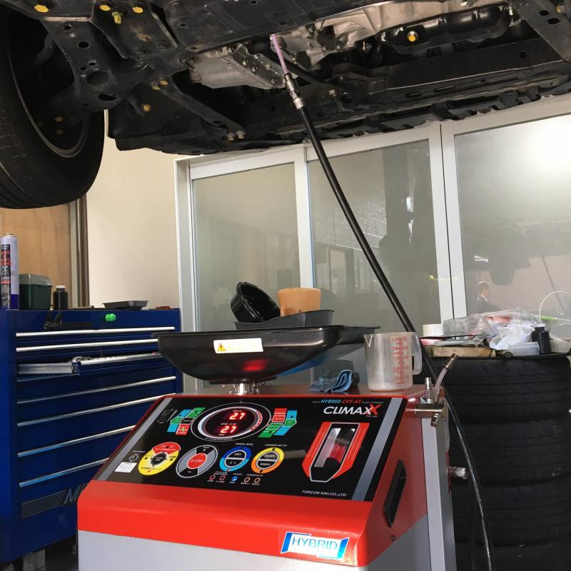 トルコン機器の【CLIMAX】を使ってフルード交換を行います。
※エンジンをかけた状態
