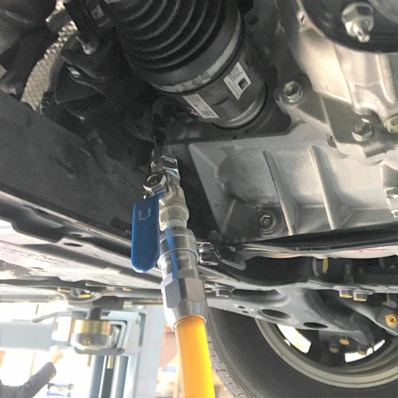 SOD-1Plus添加分のフルードを抜いてSOD-1Plusを添加して終了です。
※エンジンをかけた状態