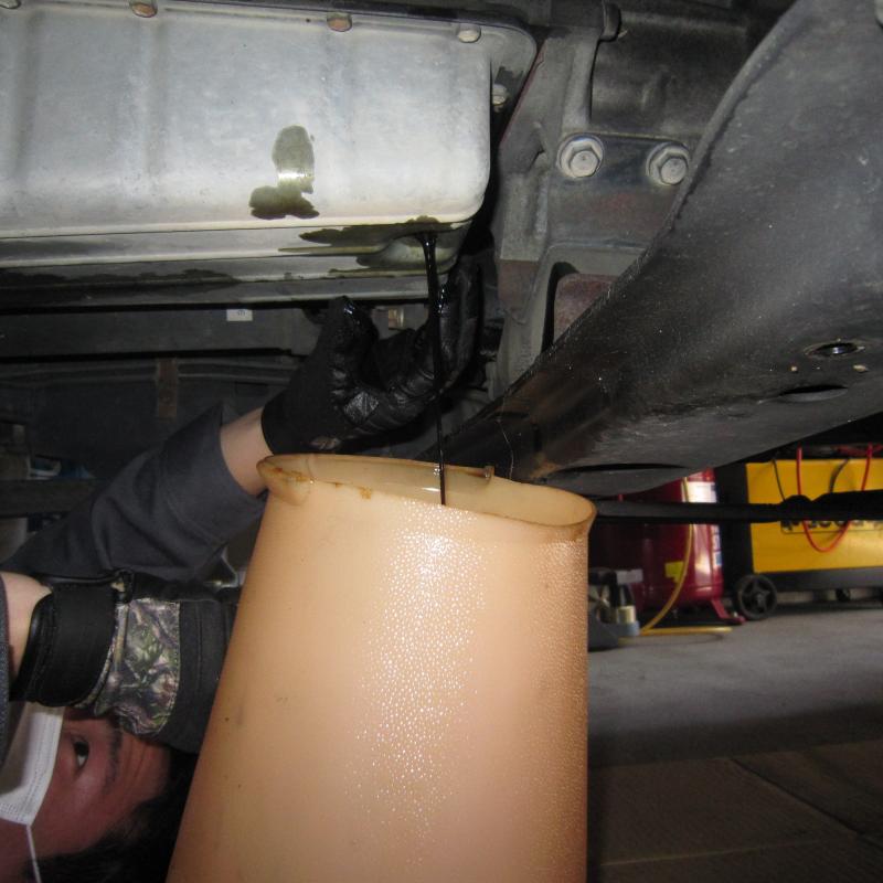 フルードを抜きます。
※レベルゲージ有