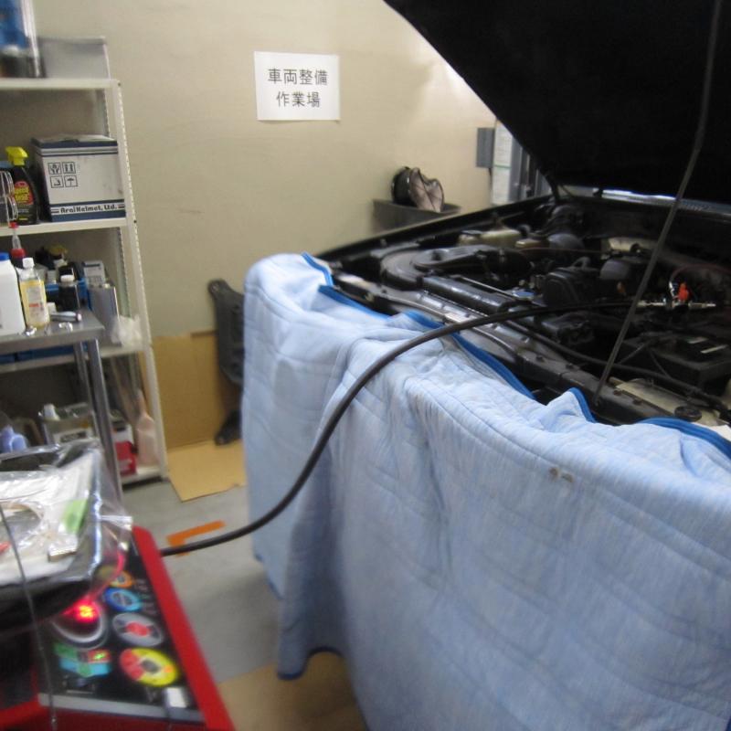 チェンジャーを使いフルード交換します。
※エンジンをかけた状態