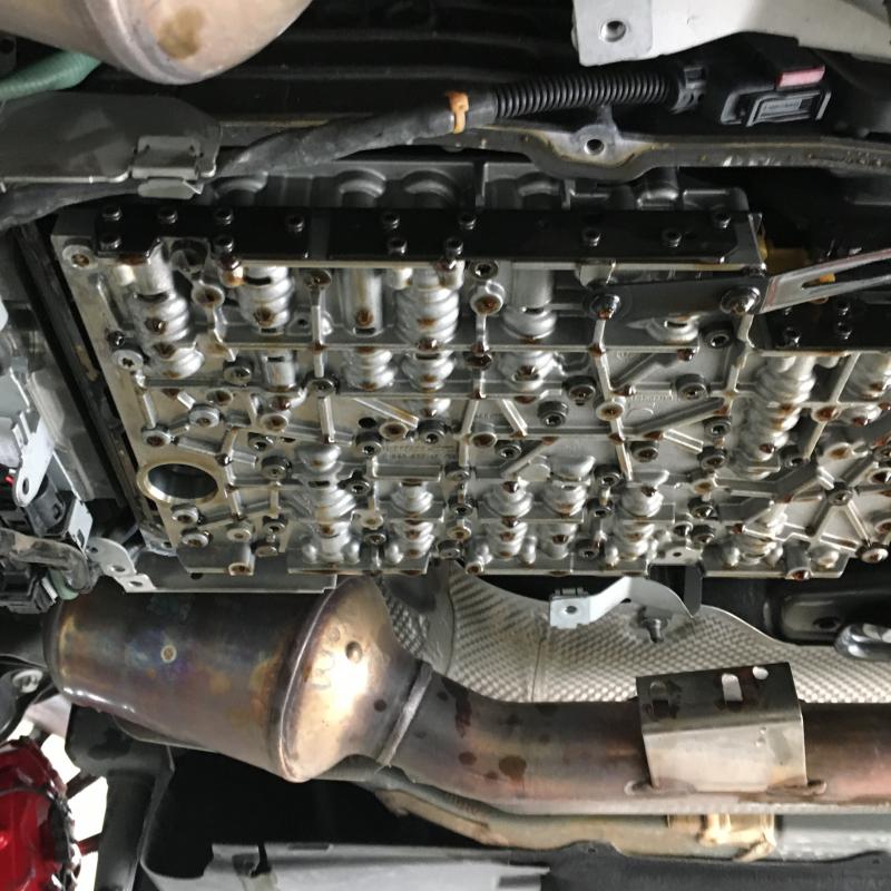 オイルパンとストレーナーを外した状態です。
今見えているのはバルブボディです。