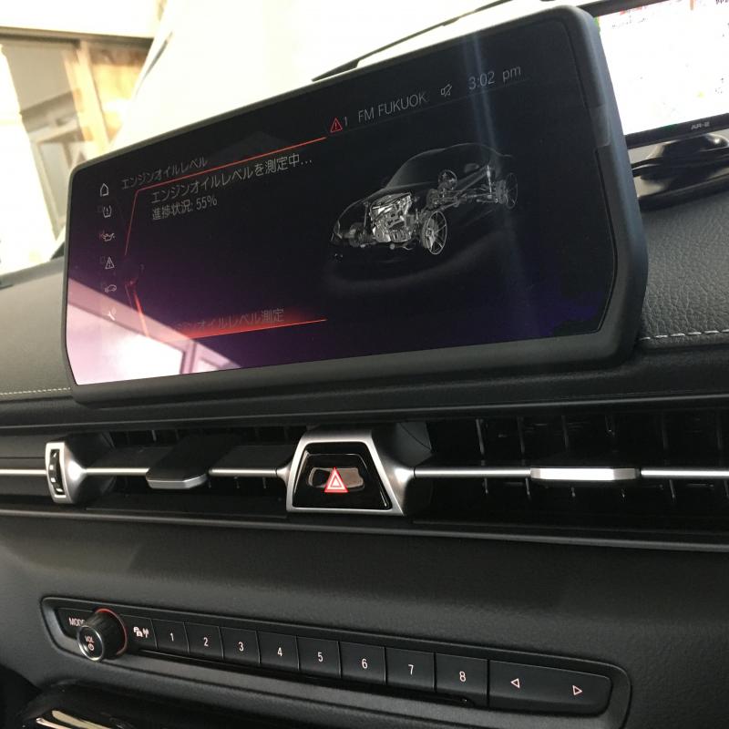 エンジンオイルのレベルゲージが無いので、油量確認は運転席からセンターモニターを操作し確認します。