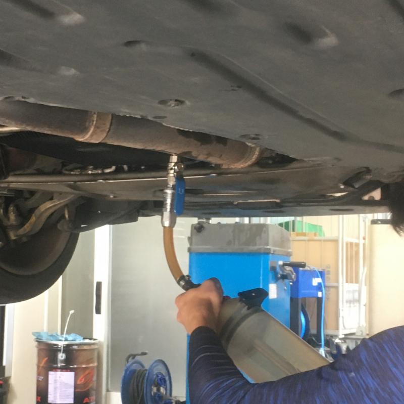 SOD-1Plusを添加します。
油量を確認します。(油温：Pレンジ40℃±5)
※エンジンをかけた状態