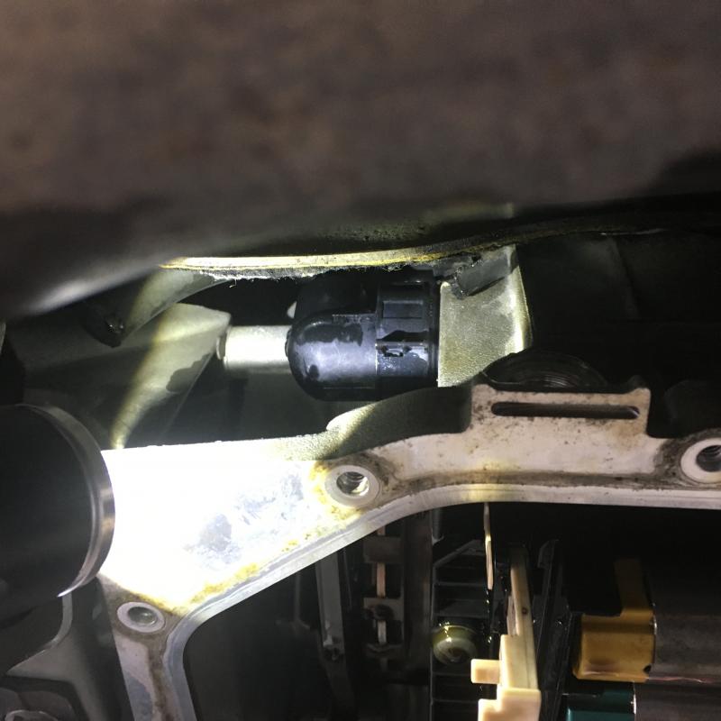 ミッションスリーブを交換します。
ハウジング左後方上部についており、手が入りにくいです。
配線を外してロックレバーを解除し、スリーブ本体を反時計回りに回転させて新品に交換します。