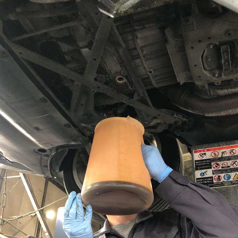 油量が確認出来たら、フルードを抜きます。