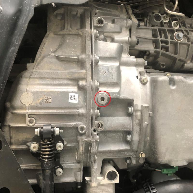 こちらはミッション単体です。
赤マークが排出ドレーンになります。