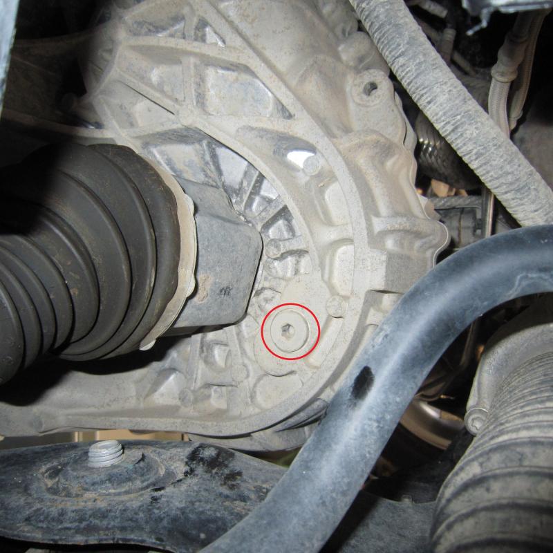 次にATフルード注入作業を行います。
赤マークがリフィルプラグ(注入口)です。