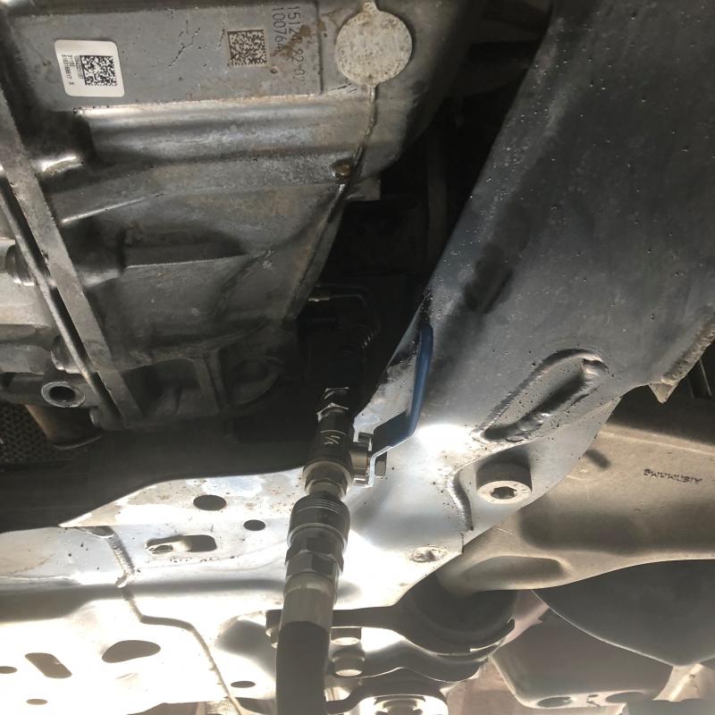 アタッチメントを取り付けてフルード交換します。
※エンジンをかけた状態
ポンプについての詳細はコチラ→handpu