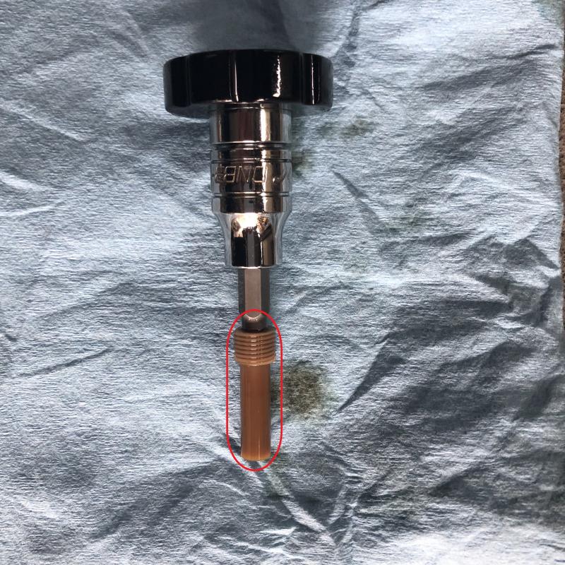 赤マークがオーバーフローチューブになります。
樹脂なので基本的に交換をお勧めします。
