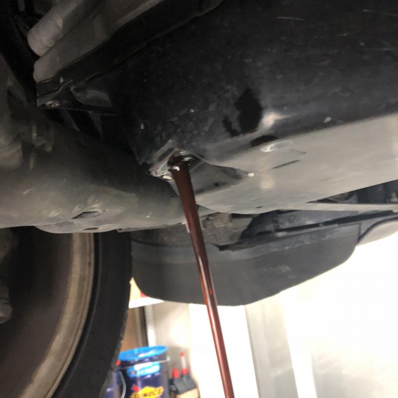 最初に油量を確認します。(油温：Pレンジ40℃±5)
※エンジンをかけた状態