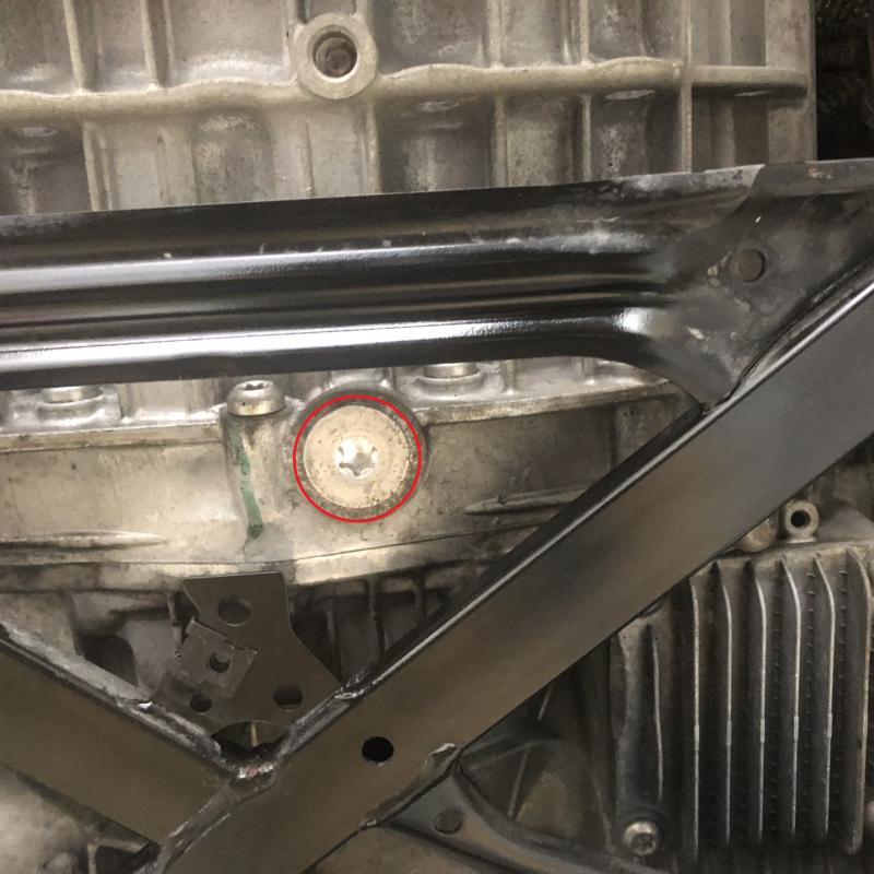 赤マークがドレンボルトです。
ドレンボルトを外すとオーバーフローチューブがあります。