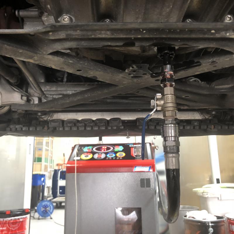 チェンジャーを使いフルード交換をします。
※エンジンをかけた状態
