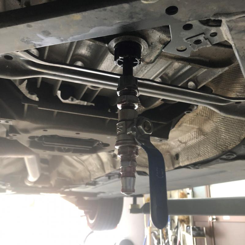 最後に油量を確認します。(油温：Pレンジ40℃±5)
※エンジンをかけた状態