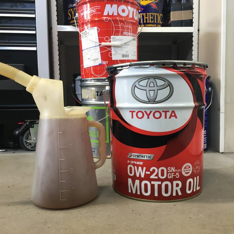 使用したオイルは【TOYOTA純正　0W-20】です。
SOD-1Plusも一緒にジョッキを使って入れていきます。
