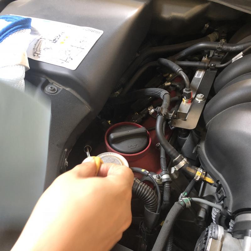 エンジンオイルレベルを確認します。