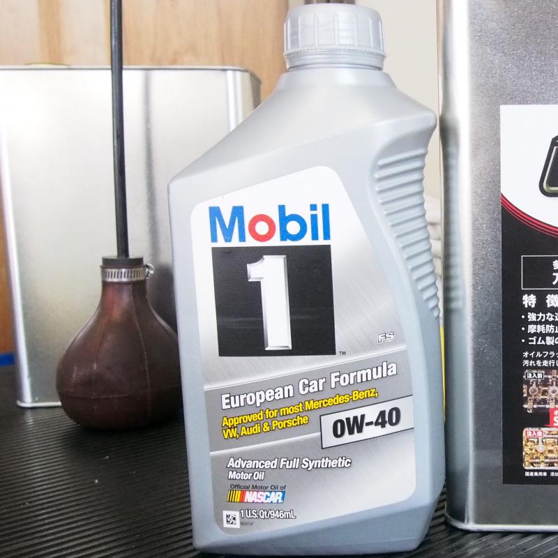 エンジンオイルはMobil1 0W-40を使用します。