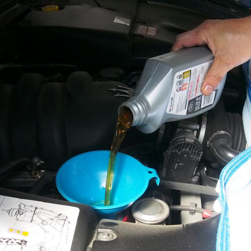 エンジンオイルを注入します。