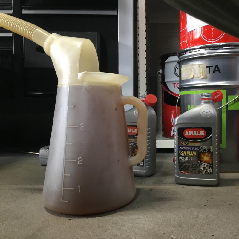 今回はAMALIEオイルを使用します。
オイルは走行距離や現在のエンジン状態に合わせてセレクトします。
同時にSOD-1plusを添加します。