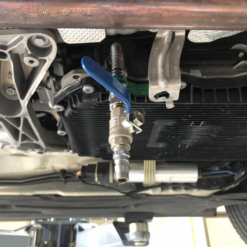 油量の確認をします。(油温：Pレンジ40℃±5)
※エンジンをかけた状態