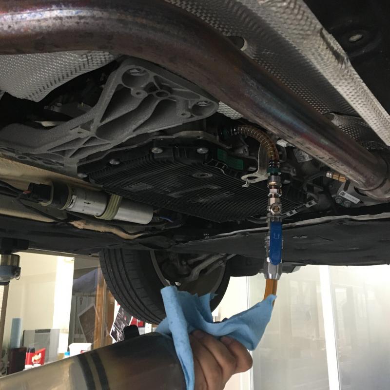 添加が終わったらドレンを締めてATF交換は終了です。
※エンジンをかけた状態