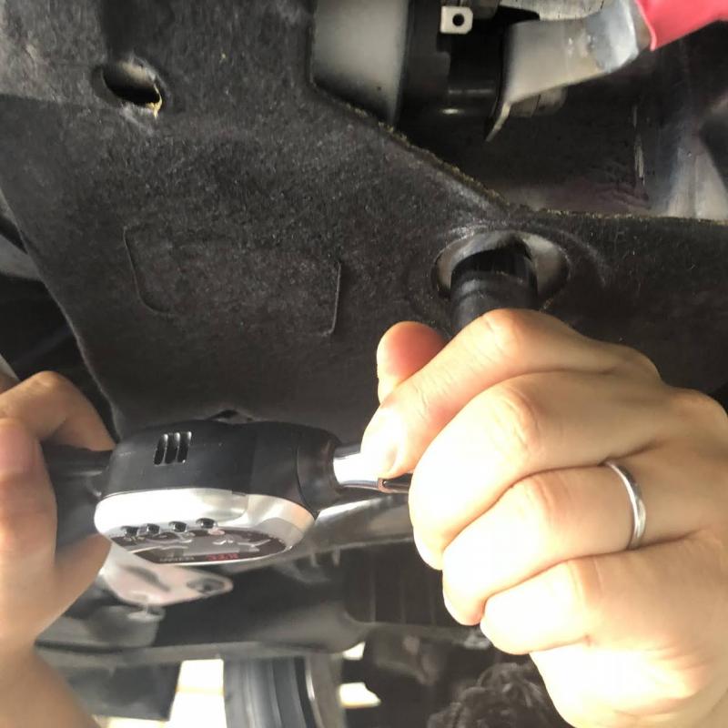 オイルを抜き終わったら、パッキンを新品に交換してプラグを締めます。