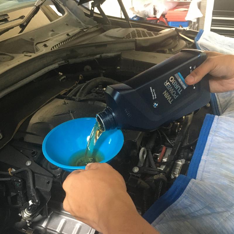 エンジンオイルを規定量入れます。
エンジンをかけ、レベルゲージで油量の確認をしたら作業終了です。