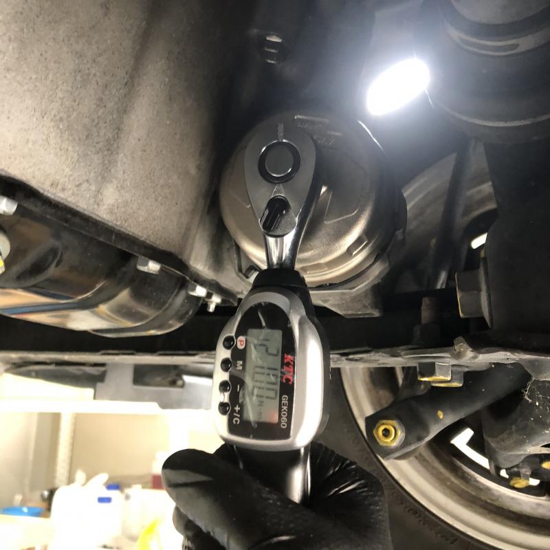 エレメントを締め付けます。