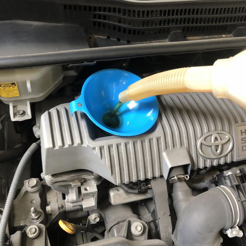 エンジンオイルを注入します。