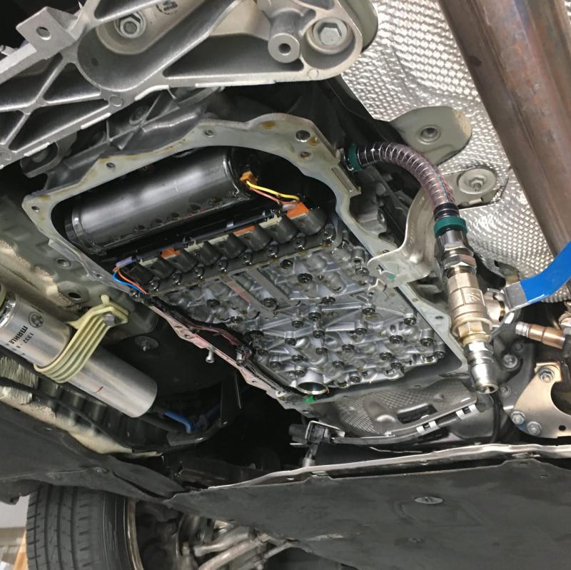 フルードを抜いてオイルパンを外します。