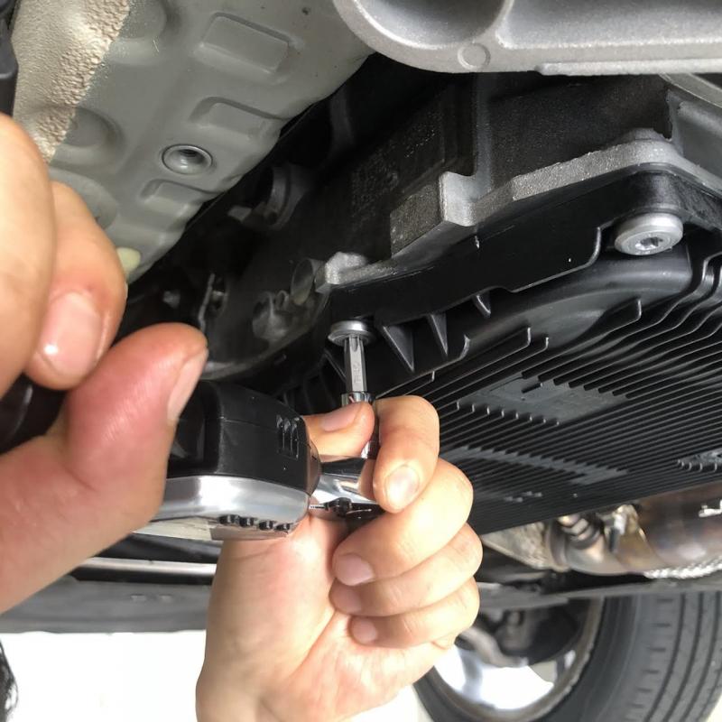 オイルパンを締め付けます。