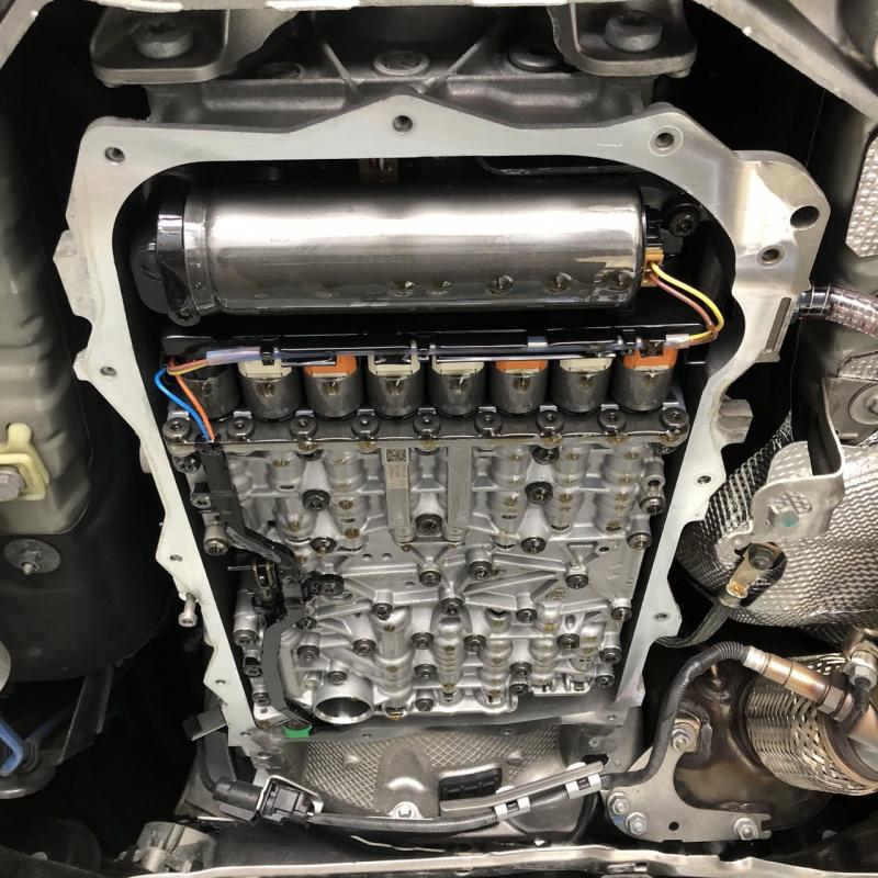 バルブボディをウエスで清掃します。