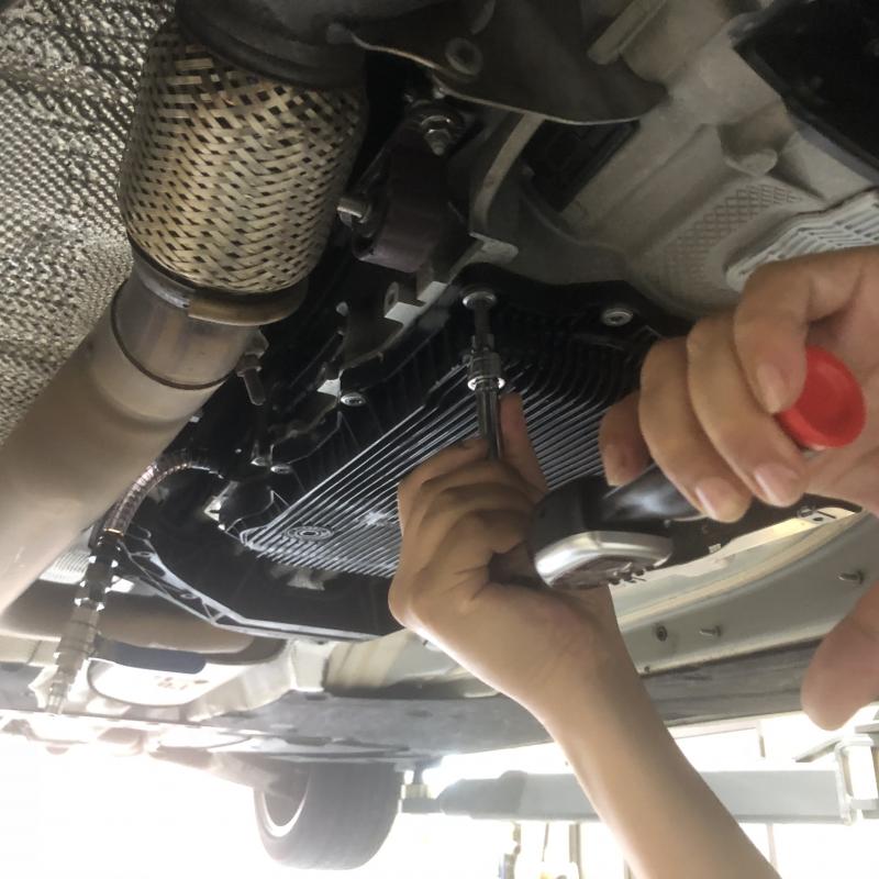 トルクをかけて締め付けます。